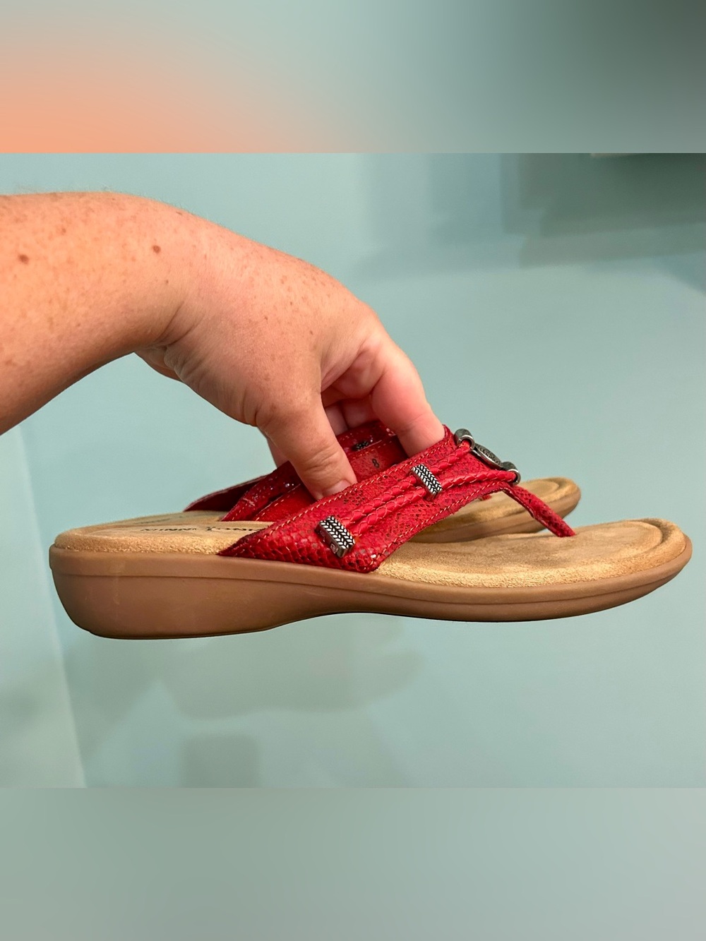 Minnetonka Silverthorne Women’s Sandals/Thongs Low Wedge Heel Red Leather Sz 8